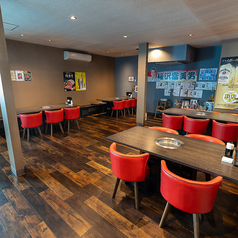 【テーブル席　2×1】当店には、カップルや親しい友人同士にぴったりの2人用の席があります！焼肉を囲みながら、特別なひとときを楽しむことができます。プライベート感があり、心ゆくまで会話を楽しむことができるのが魅力的♪お肉の香ばしい香りに包まれながら、リラックスした時間を過ごしましょう！