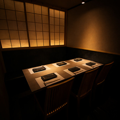 【4～6名様用個室】洗練された和モダン空間で、ゆったりとした寛ぎのひとときを。会社でのご会食やご宴会はもちろん、デートや女子会、接待にも最適です。可動式の扉で人数に合わせた個室空間をご用意。上質な設えと心を込めたおもてなしで、趣あるひとときをお過ごしください。