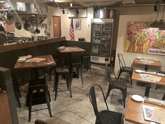 店内キッチン側はハイテーブル。店内は、ニューヨークの食堂をイメージしデザインされています。中崎町の街の雰囲気とマッチした店内☆