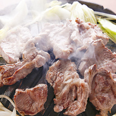 【1】最初は脂をてっぺんに。脂を鍋一面にまんべんなく塗り、その後脂はジンギスカン鍋の中央(山のてっぺん)に置きます。