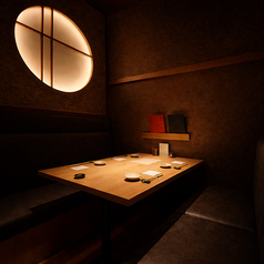 【2～4名様用個室】上質な和の趣に包まれた、落ち着きあるプライベート空間。大切な方とのお食事やご会食、デート、女子会など幅広いシーンに最適です。可動式の扉で人数に合わせた個室をご用意し、細やかな心配りと洗練されたおもてなしで、穏やかで贅沢なひとときを演出いたします。