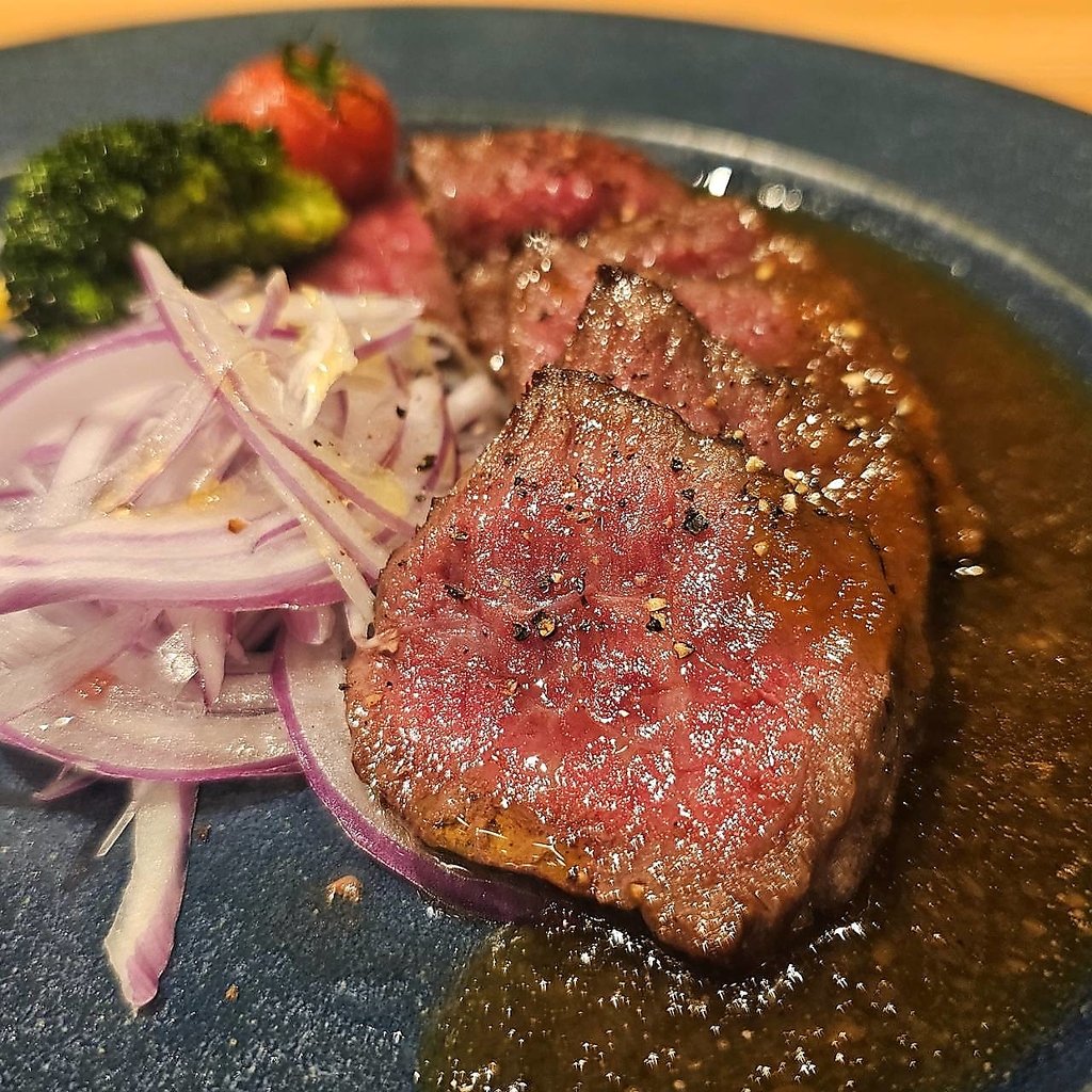 黒毛和牛の希少部位「クリミ」のステーキ。赤みの甘さと脂