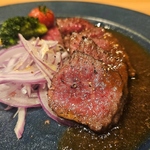 黒毛和牛の希少部位「クリミ」のステーキ。赤みの甘さと脂