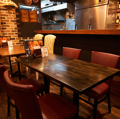 【3～4名テーブル席】お洒落な店内で、少人数グループでのお食事を楽しむのにベスト。飲み会・ディナーにも◎