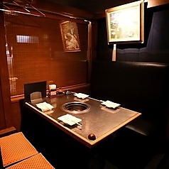 【半個室】「絵のある街」らしく、店内にはたくさんの絵画が掛けられています。アートな空間でリラックスしながら焼肉をお楽しみください。