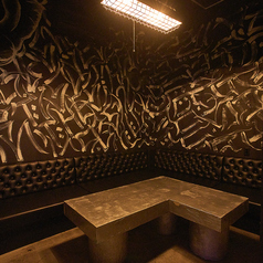 梅田駅近くの飲食店が軒を連ねるお初天神商店街や裏参道からすぐでバーや夜カフェとしての利用にも最適。