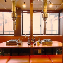 【少人数のお集まりや家族とのお食事にも当店は最適】木のテーブルと温かみのある照明が、落ち着いた雰囲気を演出します。合コンや女子会はもちろん、2次会などのちょい飲みにもぜひご利用ください。安心して食事や会話を楽しめる居心地のよい空間です。