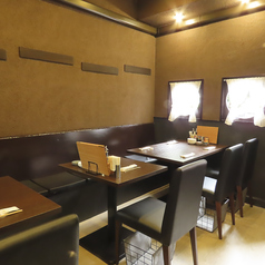 【会話を楽しむお席】ゆったりとしたテーブル席は、親しいご友人やご家族との会話を心ゆくまでお楽しみいただけます。美味しい中華料理とお酒を囲み、賑やかなひとときをお過ごしください。大切な方と向き合って、心温まる時間をお届けします。