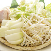 【2】まずは野菜を焼きます。ジンギスカン鍋の周りに野菜を敷きつめます。てっぺんの脂が溶け野菜に程よく染みてきます。