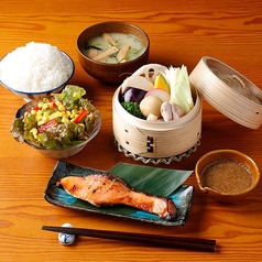 平日は親子丼と鶏白湯、選べる定食を毎日提供実施中！♪