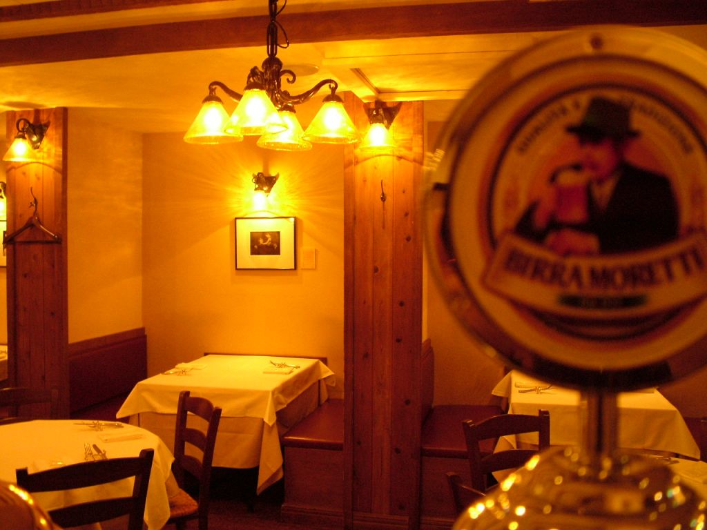 階段を降りていくと、広がるのはまるで「イタリア」！気取らないテーブルでまずはイタリアビールを！