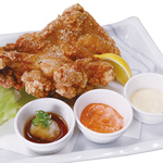 ジューシーな菜彩鶏の骨付きももを、秘伝のたれに漬け込んだ特製ザンギ！