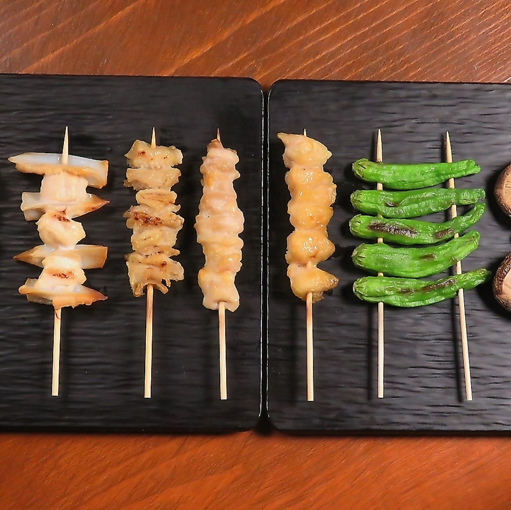 焼き鳥・野菜串がございます。目でもお楽しみいただけるよう盛り付けも丁寧に行ってます♪