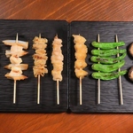 焼き鳥・野菜串がございます。目でもお楽しみいただけるよう盛り付けも丁寧に行ってます♪