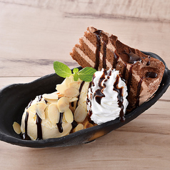 まるごとチョコレートケーキが入ったチョコレートパフェ