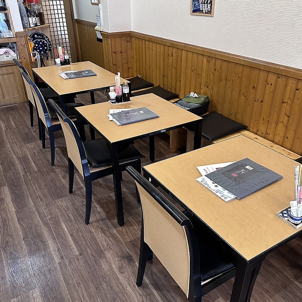 多様な利用シーンでご利用いただけるテーブル席をご用意しております。ごゆっくりとお寛ぎください。