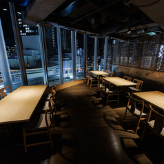 窓からは神戸の夜景が一面に広がる！都会の喧騒と自然とを眺めながらの接待や宴会が可能です。少人数様用のテーブル席ですので靴を脱ぐことなくお楽しみ頂けます。2名様～ご利用可能ですのでお気軽にご来店ください。飲み放題付の宴会コースだけでなく厳選素材を使用した和食料理や相性抜群なお酒も豊富にございます