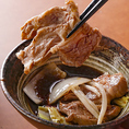 【3】いよいよラム肉の登場！！肉を野菜の内側に並べて焼きます。表面の赤みが無くなれば食べ頃です。特製ダレにつけて召し上がれ。