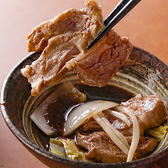 【3】いよいよラム肉の登場!!肉を野菜の内側に並べて焼きます。表面の赤みが無くなれば食べ頃です。特製ダレにつけて召し上がれ。