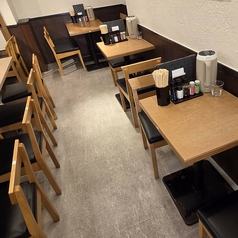 お一人様でのランチやお仕事帰りのサク飲みに気軽に使えるテーブル席です。サクサクの天ぷらと美味しいうどんを味わいながら、ごゆっくりお寛ぎください。