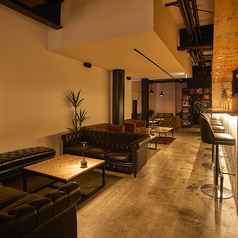 梅田駅近くの飲食店が軒を連ねるお初天神商店街や裏参道からすぐでバーや夜カフェとしての利用にも最適。