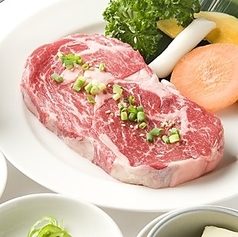 肉汁溢れる圧巻のボリューム！名物「焼テーキ」を堪能