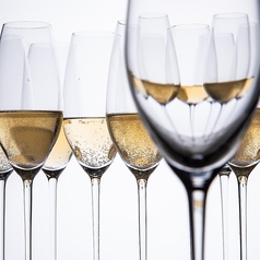 CENTRUMが誇るワインセラーには、200種以上のワインを常時揃えております。