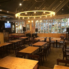 何か素敵な事が起こりそうな、ステージを中心にコンサート会場さながらに配置されたテーブル席は最大80名様までご利用いただける多目的スペース♪思い出に残るWD二次会や「あれから10年」の同窓会など大規模なPARTYにピッタリ！ステージでプロジェクターを使いセミナー開催後、レイアウトを変え立食PARTYなども可能です。