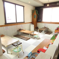3つのテーブルで16名様、2つのテーブルで12名様までご利用可能です!人数に合わせてご案内いたします。1組4名さまのご利用も可能です。