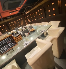 コの字のカウンターで団体様もOK！！