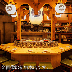 個室席は4名様~ご利用可能。座り心地の良さが会話を弾ませ、親しみあるひと時をお約束します。照明がほんのり照らす落ち着きある雰囲気も好評いただいております。