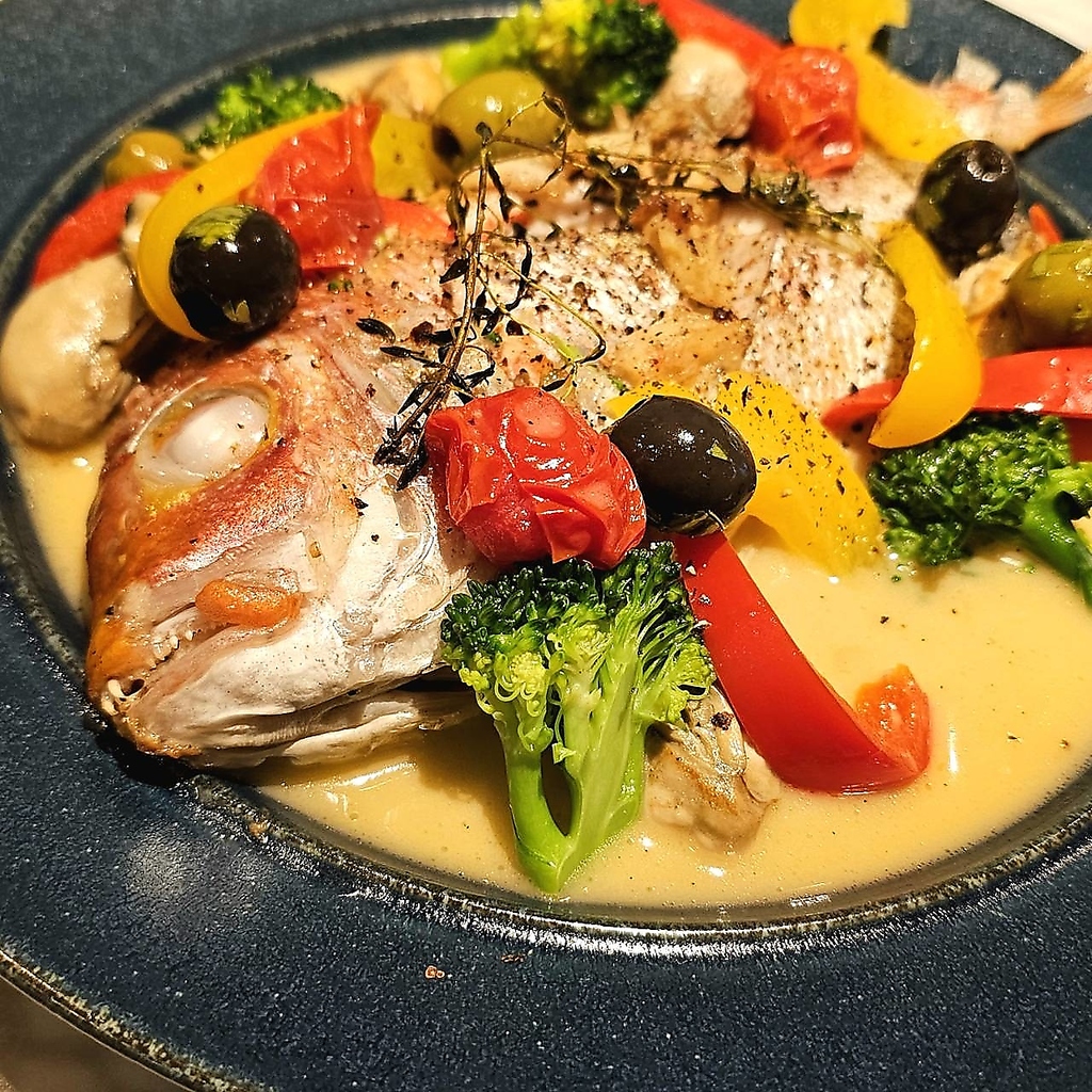 アクアパッツァはハーブをきかせて爽やかに。ハーブやスパイスを使った料理も多くご用意しております