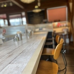 ラグジュアリーな雰囲気溢れるカウンター席♪お好みのお飲み物を堪能しながらお過ごしくださいませ。