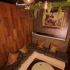 ゆったりとしたふかふかのソファー席をご用意しております◎ゆったりとした時間が流れる大人のための空間となっております。気になることなどございましたら、是非お気軽にお問い合わせください！