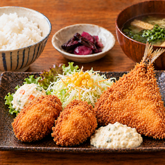 【カキフライ&アジフライ定食】(ご飯、味噌汁、サラダ、お新香つき)