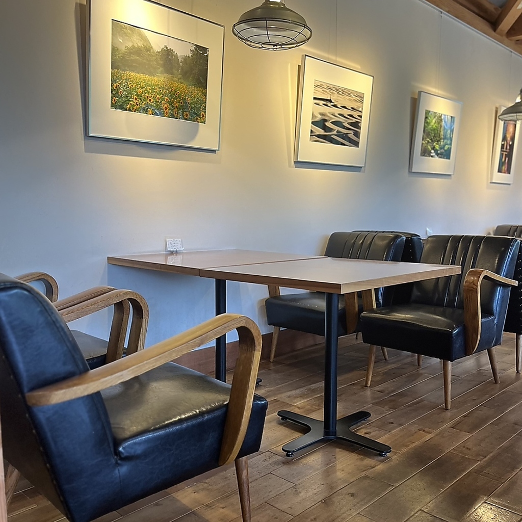 まるで映画に出てきそうな窓際のソファー席！非日常感を味わいながらお食事をお楽しみいただけます！