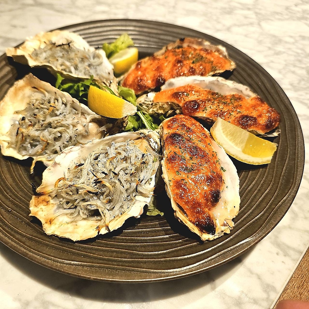 釜揚げシラスをたっぷり乗せたホットオイスターは白ワインとの相性がバッチリ