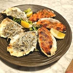 釜揚げシラスをたっぷり乗せたホットオイスターは白ワインとの相性がバッチリ