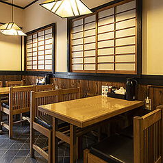 4人掛けのテーブルが2卓ございます。ご家族やご友人とのご利用におすすめです。