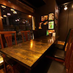 【5～6名テーブル席】人数に合わせて組み合わせられるテーブル席をご用意。海外レストラン風の華やかな店内が魅力です。