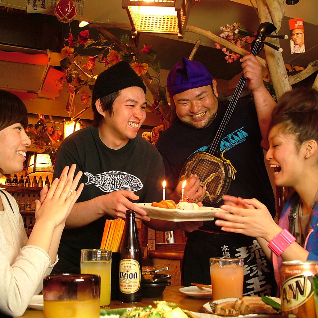 急に店内が真っ暗に…、と思ったら三線の音楽と共にデザートを持ってスタッフがお祝いにかけつけます