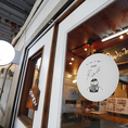 cafe Rob つくば店はシックな店内とは対照的に入口は真っ白扉となっております。おしゃれなロゴが当店の目印です♪