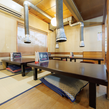 炭火焼肉 いくどん 京王高尾店の雰囲気1