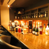 【カウンター席完備◎】カウンター席もあり、一人でも気軽にお立ち寄りいただけます。お仕事帰りにサクッと飲みたい時や、静かな時間を楽しみたい時にも最適。豊富なドリンクメニューや美味しい軽食、おつまみを心ゆくまで楽しめます。リラックスした雰囲気の中で、自分だけの特別な時間をお過ごしください！お待ちしてます