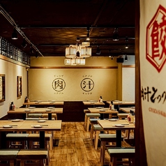 大人シックな雰囲気と大衆酒場感を掛け合わせた居心地の良いオープンテーブル！