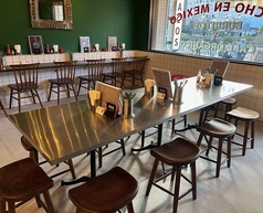 大人数でも対応可能な大テーブル　2，3名でのご来店にもおすすめです