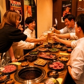 「焼肉店は席が離れてしまう…」そんなお悩み当店では問題ありません！8名が離れず会話しながら2台のロースターでゆったりくつろげるお席をご用意しております！