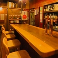 店主が目の前に立ち、お客様と直接コミュニケーションが取れるカウンター席。訪れる人に特別な体験を提供する場所として人気です。店主との会話を楽しむならカウンター席が◎おすすめの和酒を尋ねてみては？（こちらは喫煙席となります）