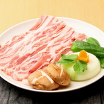 美名豚の豚バラ肉を使用した一品。肉質は柔らかく、ジューシーで、しつこくなく、脂に甘みがあります