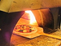 本格石窯で焼き上げる自慢のピザ！